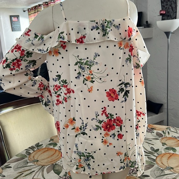 Polka dot off shoulder top. Size M. NEW - Picture 4 of 4
